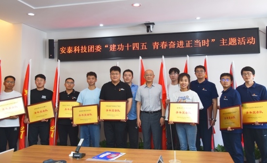 青年突擊隊(duì)授牌.jpg 青年突擊隊(duì)授牌.jpg