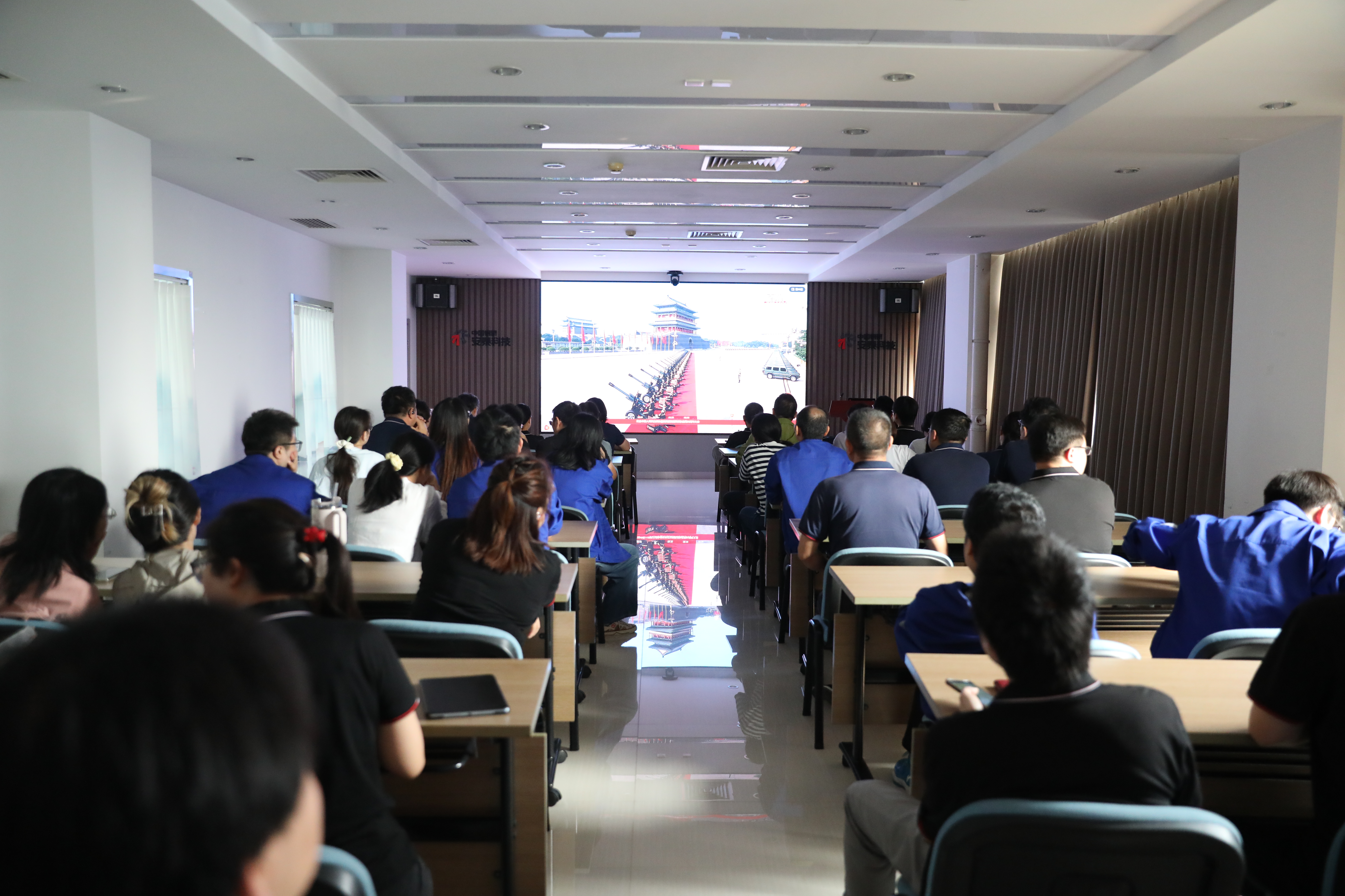 安泰非晶黨總支觀看閱兵式------.jpg 安泰非晶黨總支觀看閱兵式------.jpg